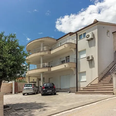 Apartment Ivana In Kastela